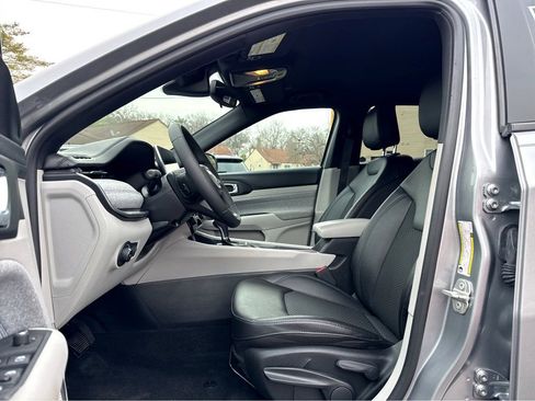 Certified 2024 Jeep Compass Latitude image 11