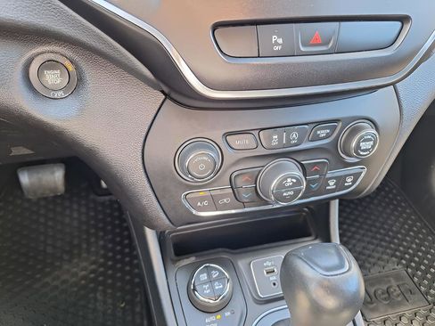 Used 2019 Jeep Cherokee Trailhawk image 14