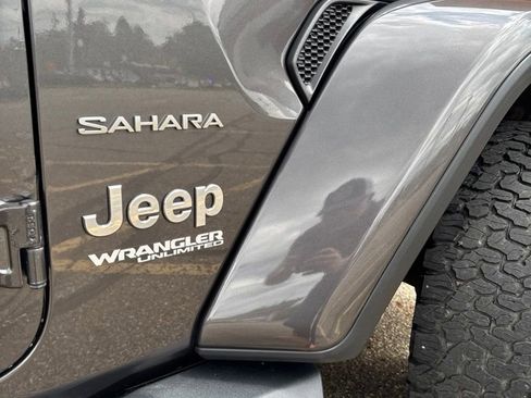 Used 2018 Jeep Wrangler Unlimited Sahara w/ Dual Top Group AWD/4WD image 4