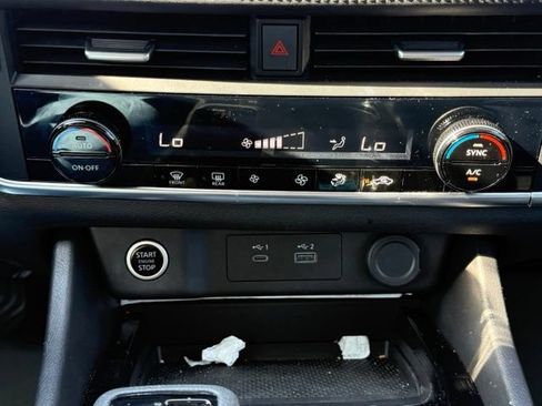 Used 2023 Nissan Rogue SV AWD/4WD image 25