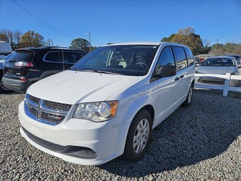 Used 2019 Dodge Grand Caravan SE image 3