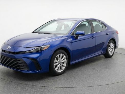 Used 2025 Toyota Camry LE FWD image 3