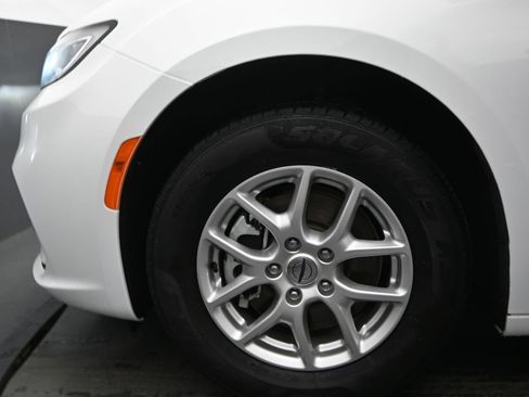 Used 2024 Chrysler Pacifica Touring-L FWD image 14