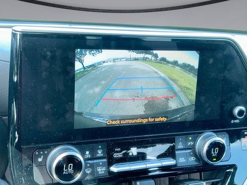 Used 2024 Toyota Highlander XLE FWD image 24