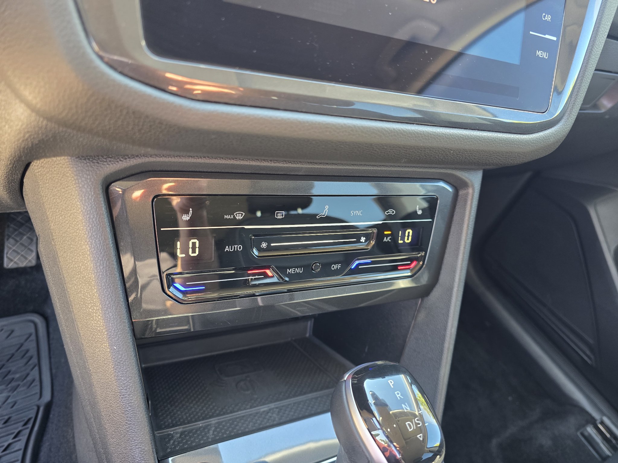 Used 2024 Volkswagen Tiguan SE AWD/4WD image 22
