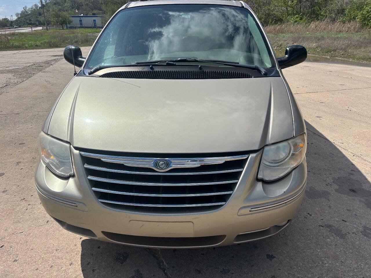 Used 2005 Chrysler Town & Country Limited w/ Trailer Tow Group FWD image 3