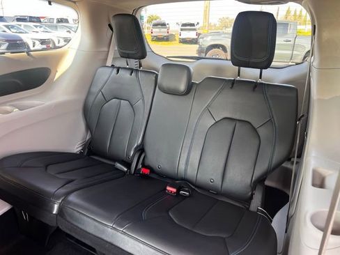 Used 2021 Chrysler Pacifica Touring-L image 21