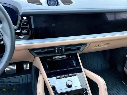 Used 2024 Porsche Cayenne Turbo image 8