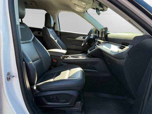 Used 2025 Ford Explorer Active w/ Active Comfort Package image 15