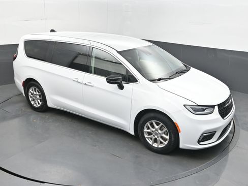 Used 2024 Chrysler Pacifica Touring-L FWD image 26