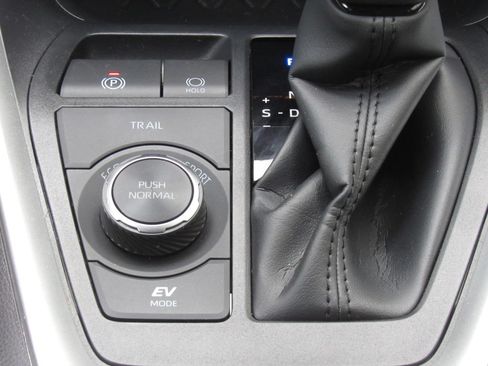 Certified 2025 Toyota RAV4 LE AWD/4WD image 28