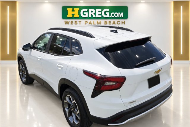 Used 2026 Chevrolet Trax LT FWD image 2