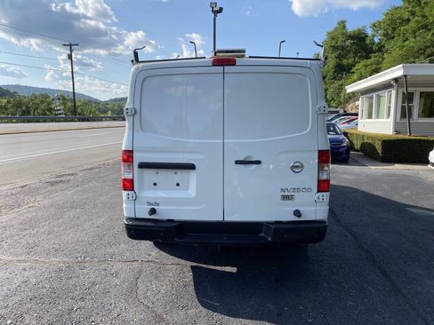 Used 2016 Nissan NV 2500 SV RWD image 8