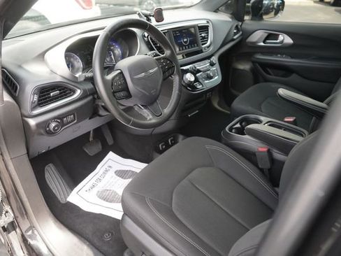 Used 2019 Chrysler Pacifica Touring Plus w/ S Appearance Package FWD image 8