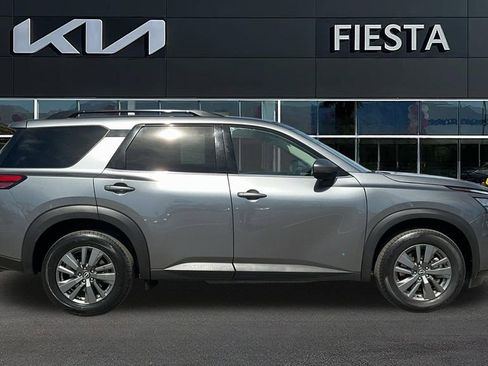 Used 2024 Nissan Pathfinder SV image 6
