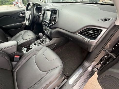 Used 2019 Jeep Cherokee Overland AWD/4WD image 18