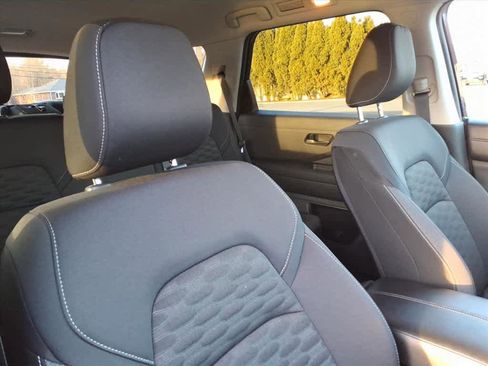 Certified 2025 Nissan Pathfinder SV image 28