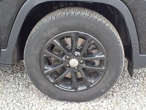 Used 2019 Jeep Cherokee Latitude Plus w/ Comfort/Convenience Group image 10