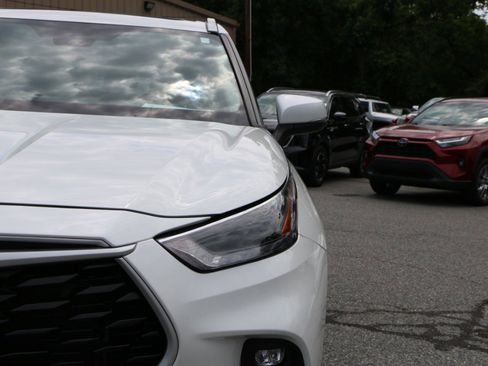 Used 2022 Toyota Highlander XLE AWD/4WD image 13