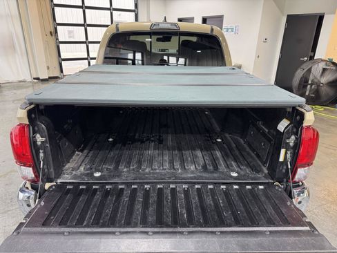 Used 2018 Toyota Tacoma SR5 RWD image 40