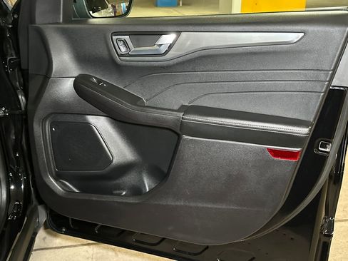 Used 2022 Ford Escape Titanium w/ Class II Trailer Tow Package image 16