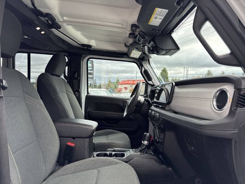 Used 2024 Jeep Wrangler Unlimited Sahara w/ Technology Group AWD/4WD image 14
