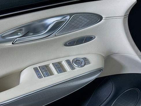 Used 2025 Genesis GV70 2.5T w/ Select Package image 15