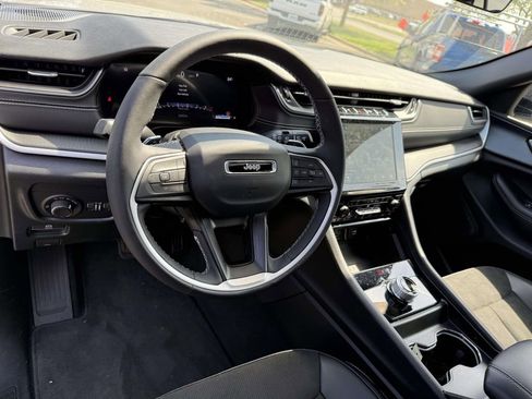 Certified 2025 Jeep Grand Cherokee Altitude AWD/4WD image 2