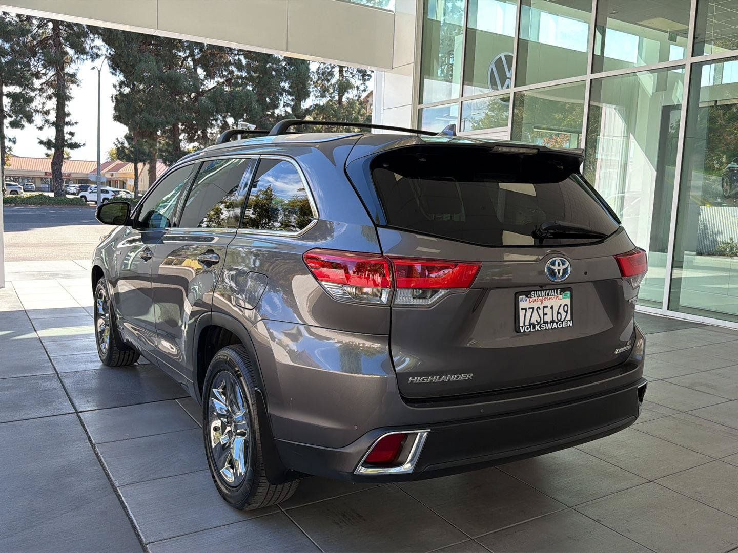 Used 2017 Toyota Highlander Limited Platinum AWD/4WD image 3