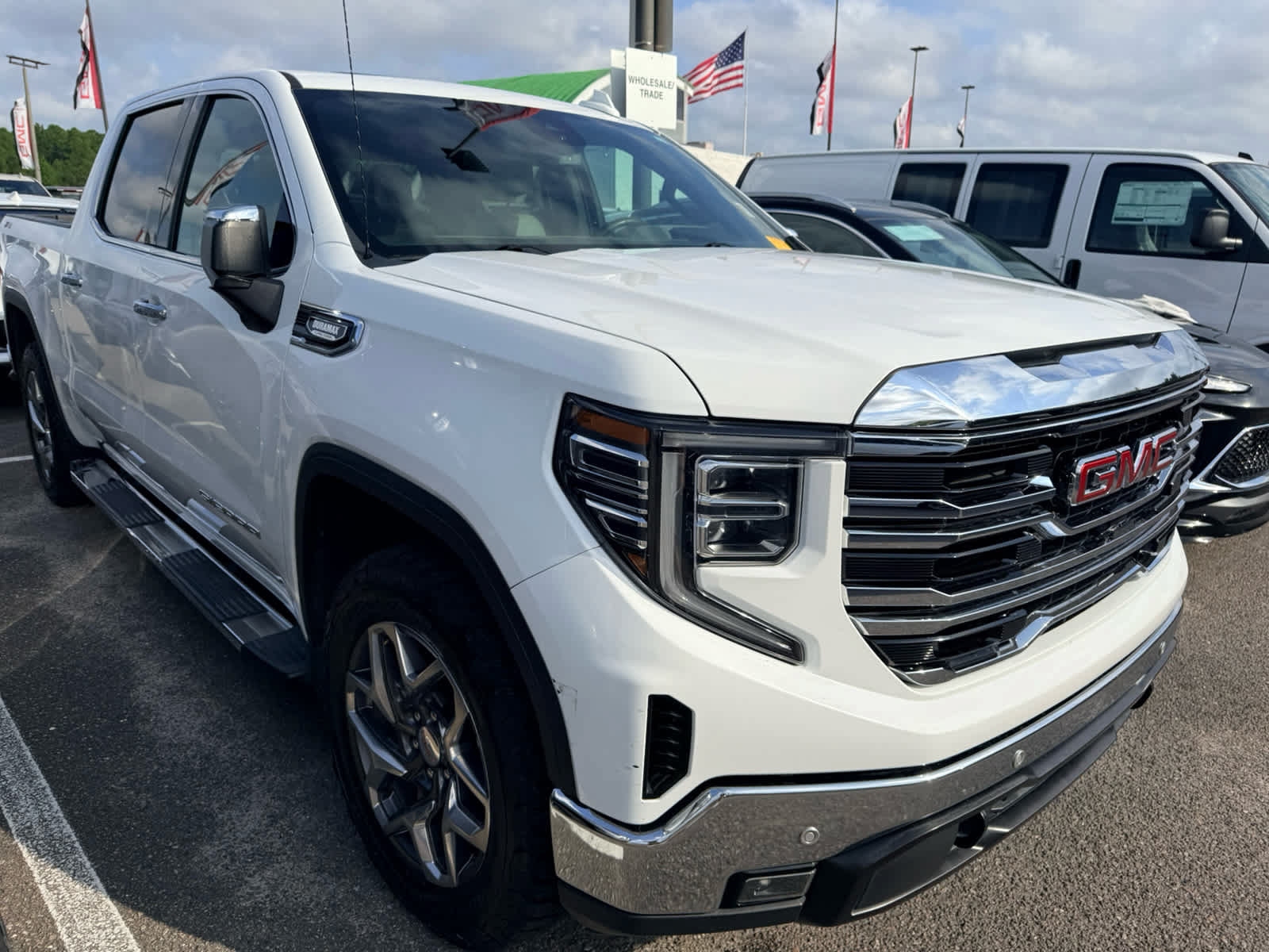Used 2022 GMC Sierra 1500 SLT w/ SLT Premium Plus Package AWD/4WD image 2