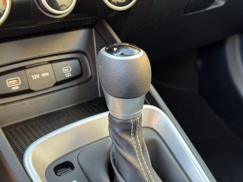 Used 2025 Hyundai Venue SE image 22