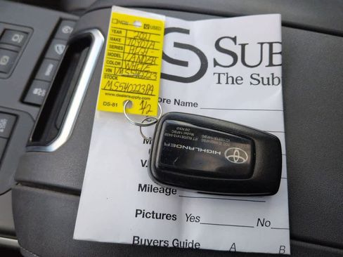 Used 2021 Toyota Highlander XLE image 37