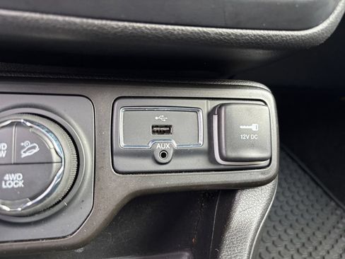 Used 2023 Jeep Renegade Trailhawk AWD/4WD image 27