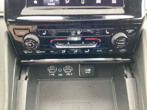 New 2025 Jeep Grand Cherokee Altitude image 40