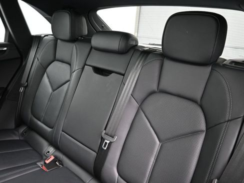 Certified 2024 Porsche Macan AWD/4WD image 6