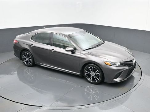 Used 2020 Toyota Camry SE w/ Cold Weather Package image 19