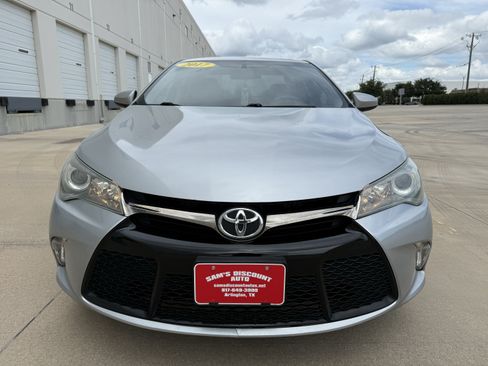 Used 2017 Toyota Camry SE w/ Moonroof Package FWD image 8