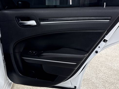 Used 2019 Chrysler 300 Limited image 27
