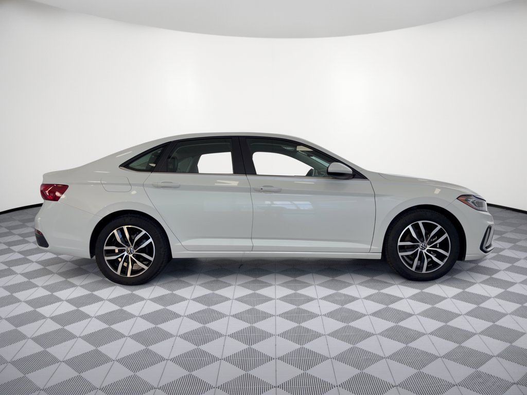 Used 2026 Volkswagen Jetta SE FWD image 8