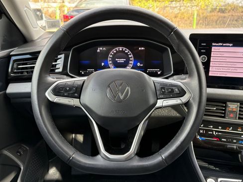 Used 2025 Volkswagen Jetta SE image 27