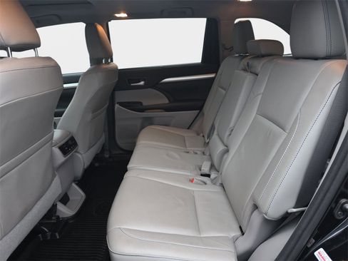 Used 2017 Toyota Highlander XLE image 19