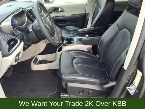 Used 2023 Chrysler Pacifica Touring-L image 6