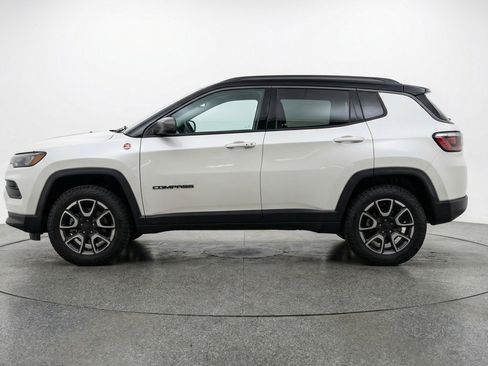 Used 2025 Jeep Compass Trailhawk AWD/4WD image 5