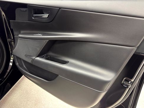 Used 2018 Jaguar XE Premium image 13