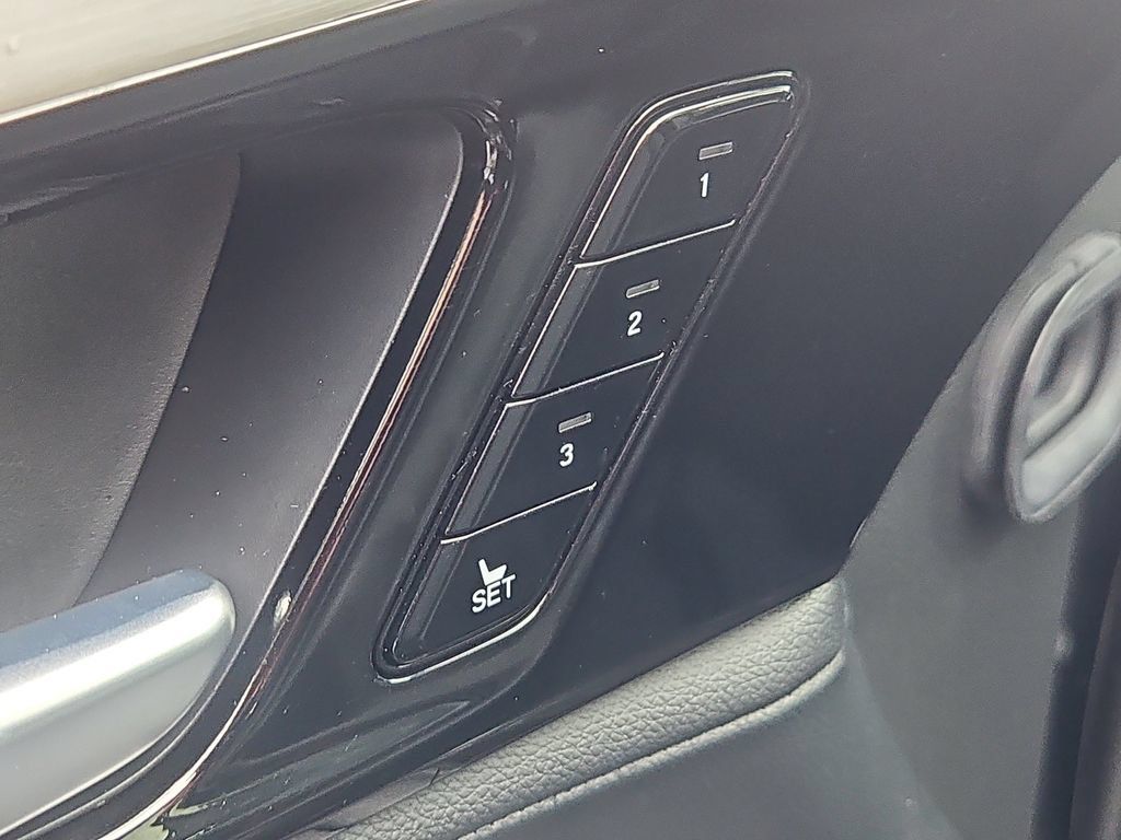Used 2025 Acura MDX SH-AWD image 19