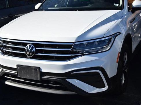 Used 2022 Volkswagen Tiguan SE image 2