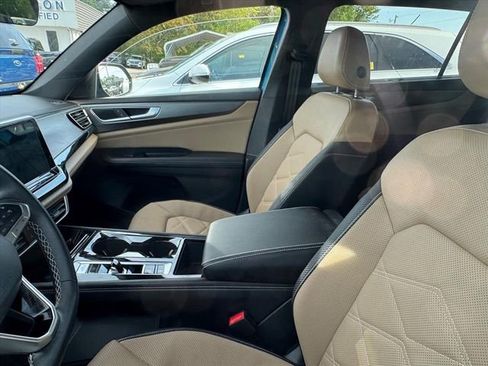 Used 2024 Volkswagen Atlas Cross Sport SE image 10