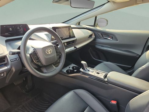 Used 2025 Toyota Prius XLE FWD image 8