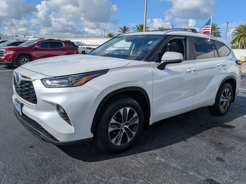 Used 2023 Toyota Highlander XLE FWD image 3