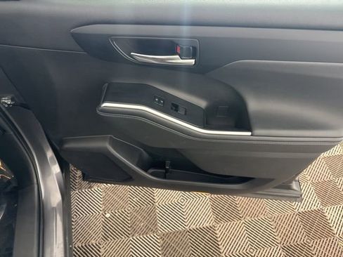 Used 2022 Toyota Highlander XLE AWD/4WD image 23